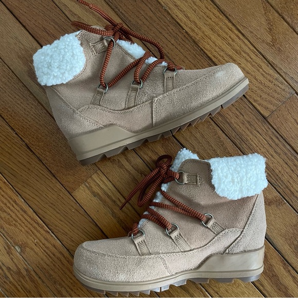 Sorel Tan Ankle Boots with White Faux Fur Lining Size 8 - Picture 6 of 11
